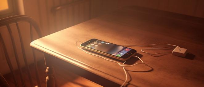 Włączony telefon leżący na stole